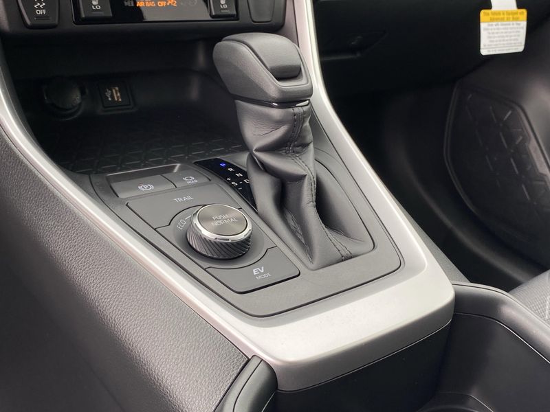 New 2025 Toyota RAV4 Hybrid XLEImage 18