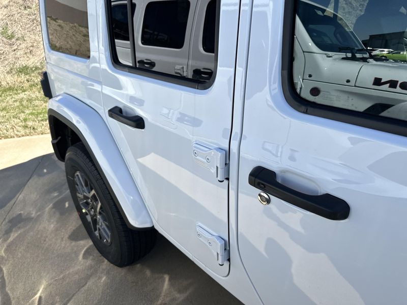 2025 Jeep Wrangler 4-door SaharaImage 6
