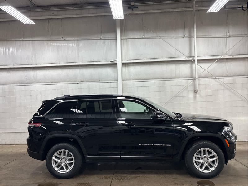 2025 Jeep Grand Cherokee Laredo photo 2
