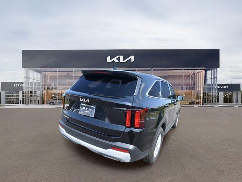 New 2025 Kia Sorento LXImage 4
