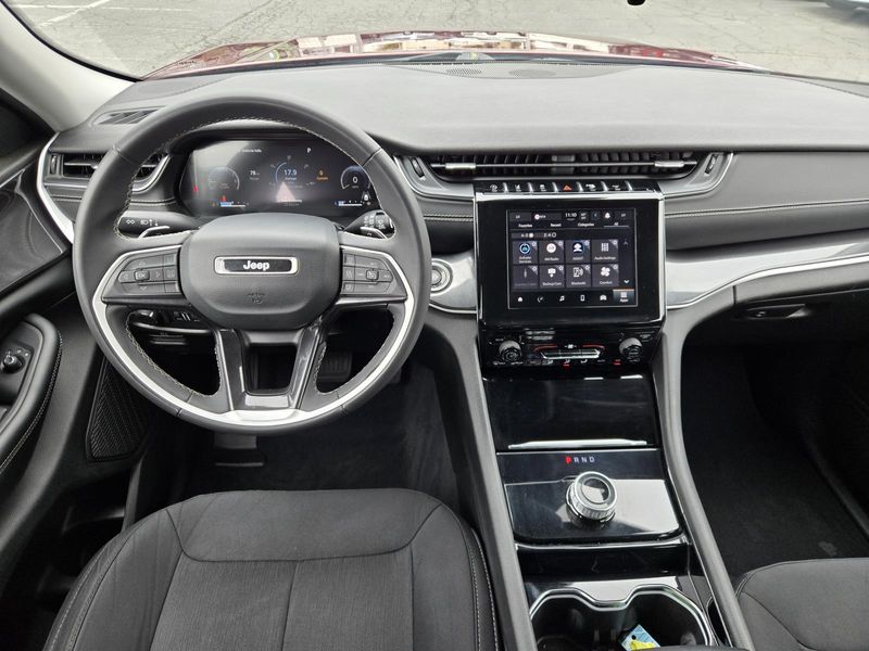 Used 2023 Jeep Grand Cherokee Laredo 4x2