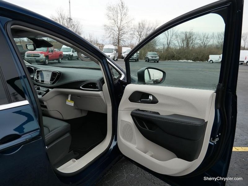2023 Chrysler Pacifica Touring LImage 28