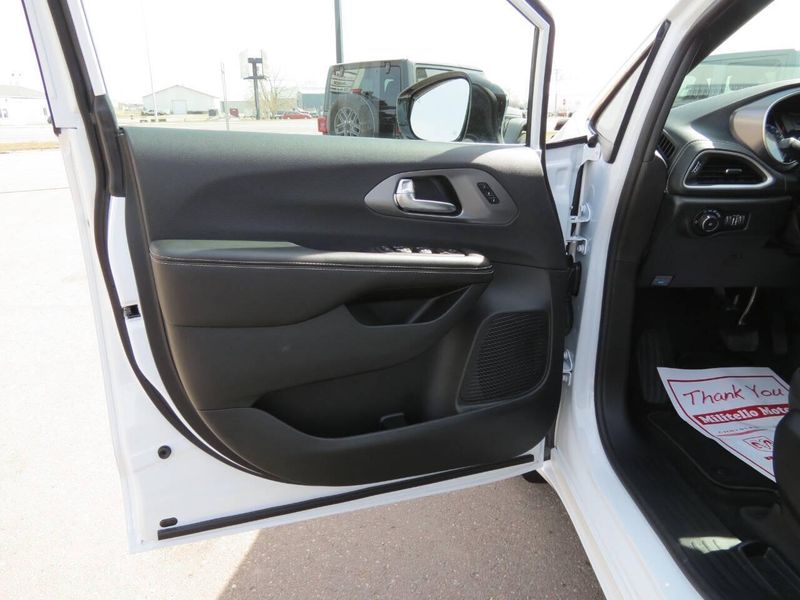 New 2026 Chrysler Voyager LxImage 5