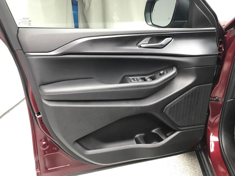 New 2026 Jeep Grand Cherokee Laredo X 4x4Image 3