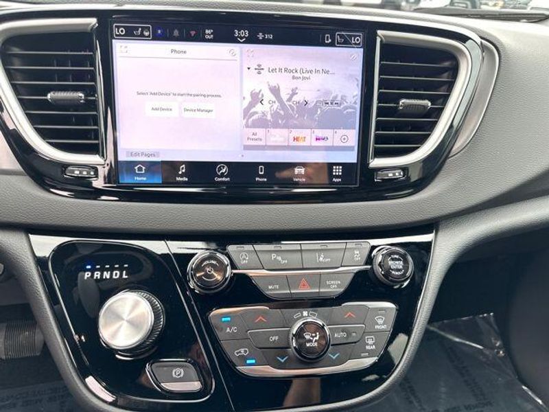 2026 Chrysler Voyager Lx