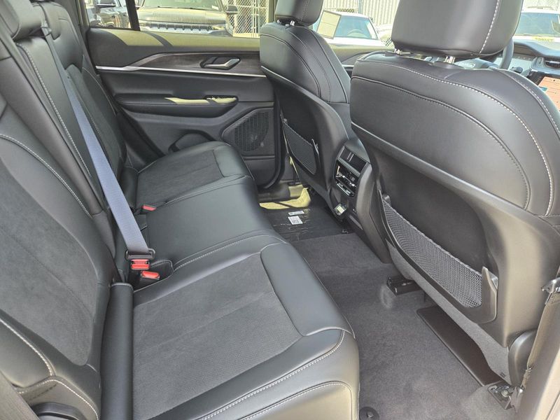 New 2026 Jeep Grand Cherokee Laredo Altitude 4x2