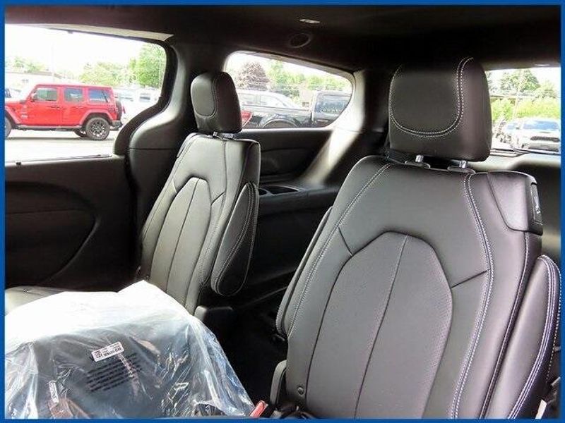 New 2025 Chrysler Pacifica SelectImage 10