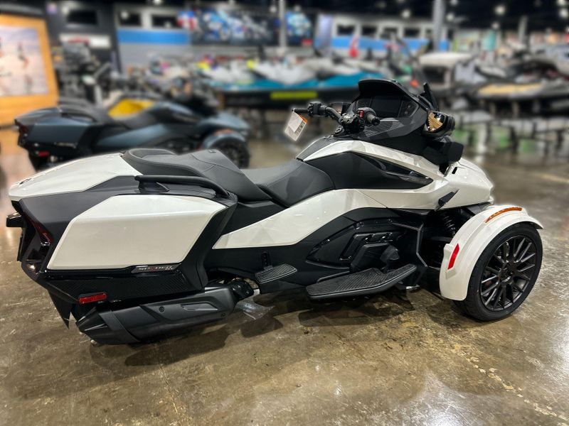 New 2026 Can-Am SPYDER RT (SE6) Image 13