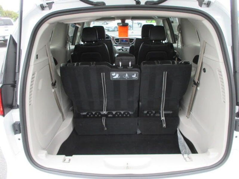 Used 2020 Chrysler Voyager LXIImage 9