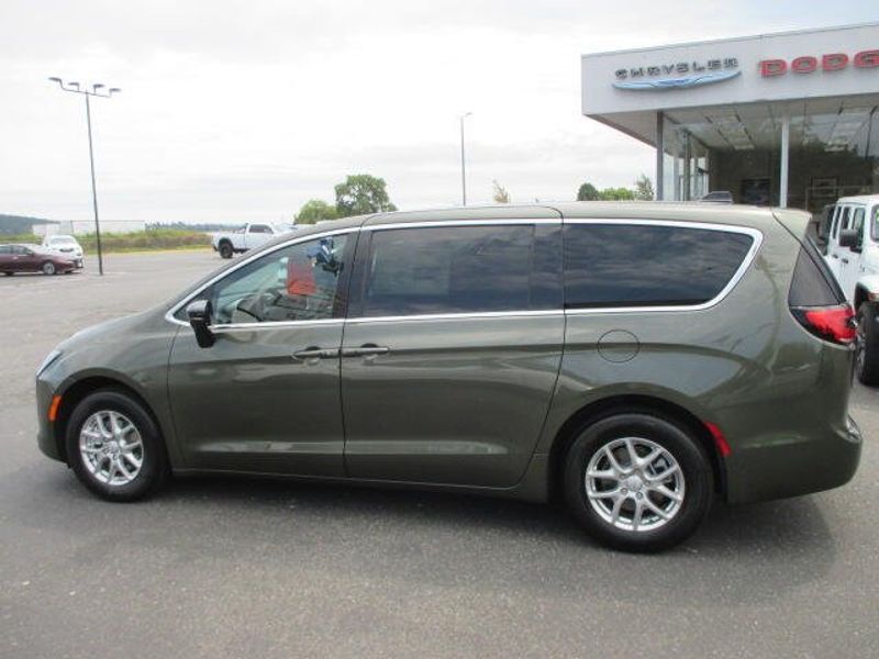 New 2027 Chrysler Pacifica SelectImage 14