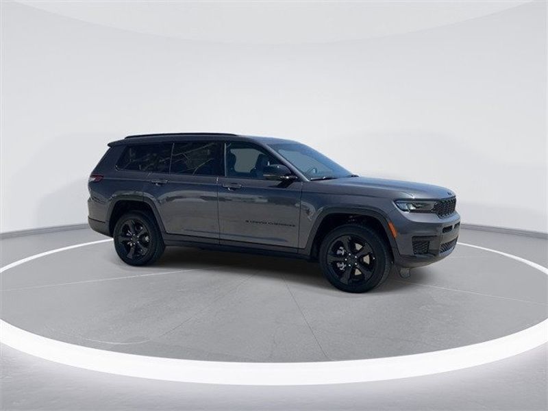 2024 Jeep Grand Cherokee L Altitude 4x4Image 2