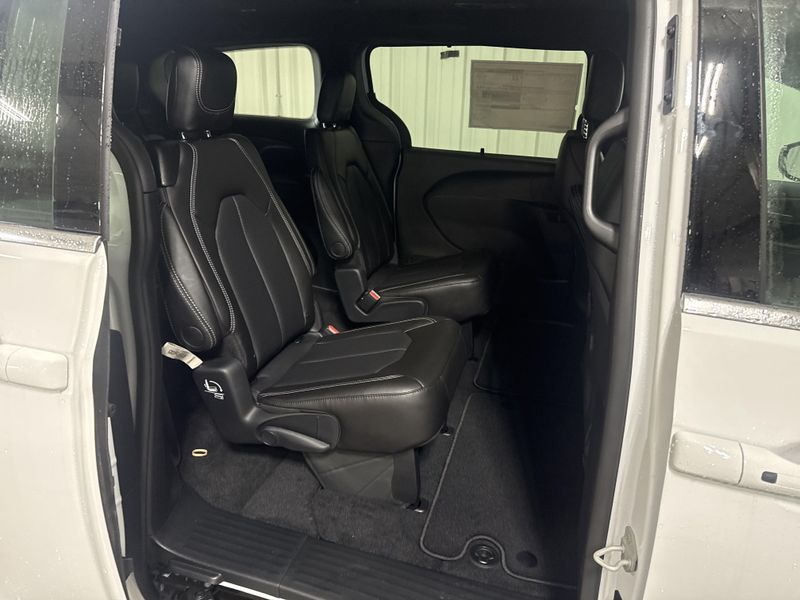 New 2027 Chrysler Pacifica SelectImage 8