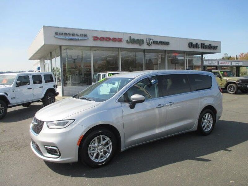 2023 Chrysler Pacifica Touring LImage 1