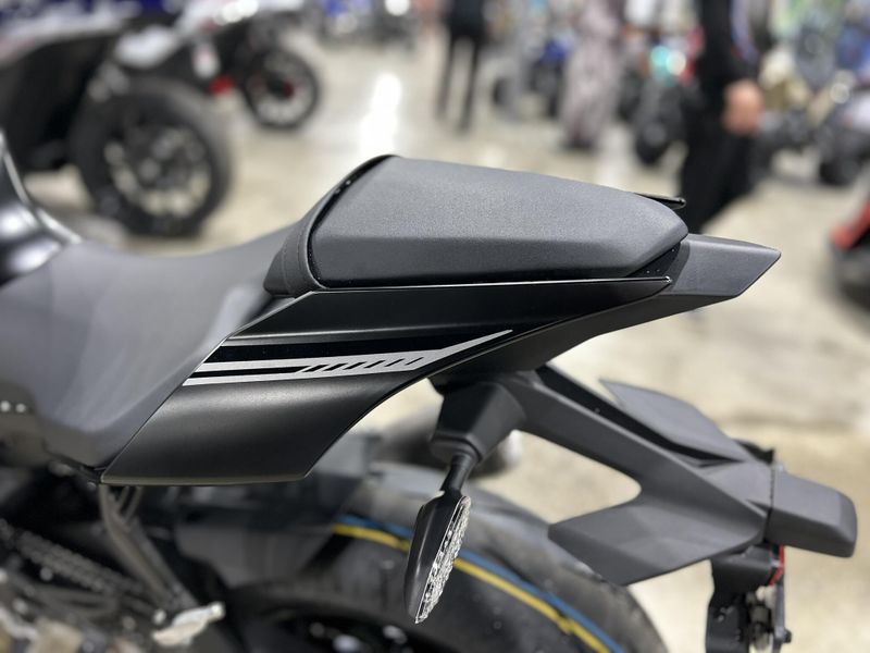 2025 Yamaha YZF-R1 Image 10