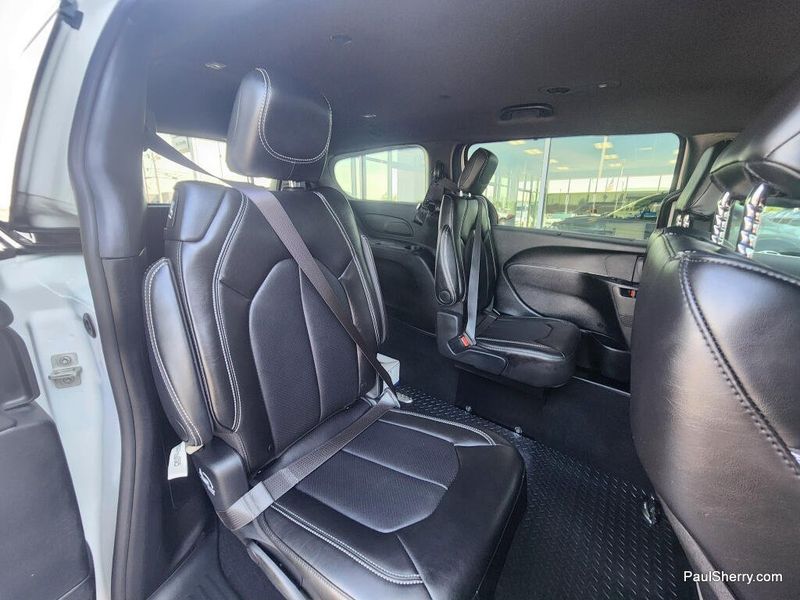 Used 2026 Chrysler Pacifica Select