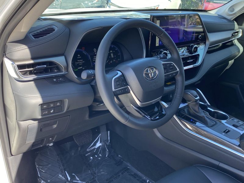 New 2025 Toyota Highlander Hybrid LimitedImage 13