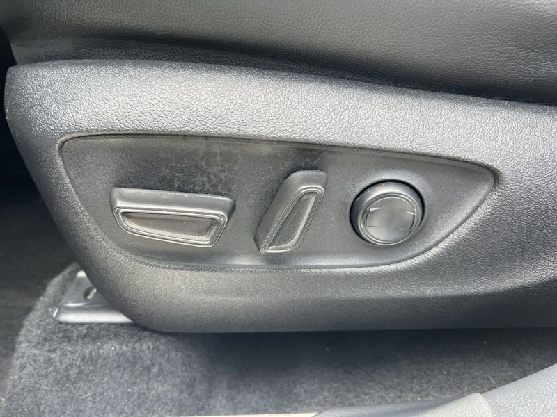 Used 2020 Toyota Highlander Hybrid XLEImage 10