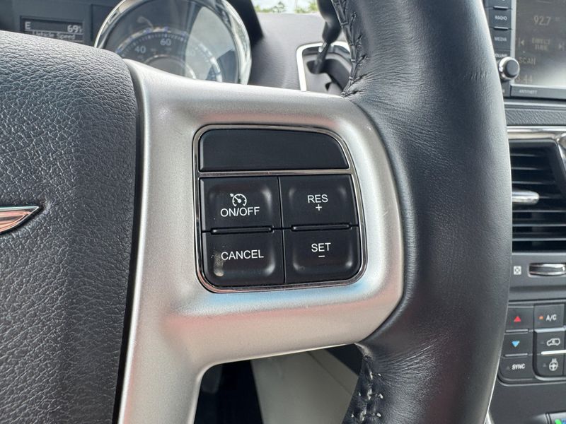 Used 2016 Chrysler Town & Country TouringImage 18