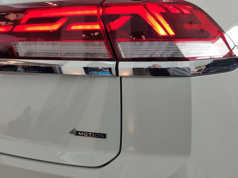 2025 Volkswagen Atlas Cross Sport SE AWD w/Technology/SunroofImage 4