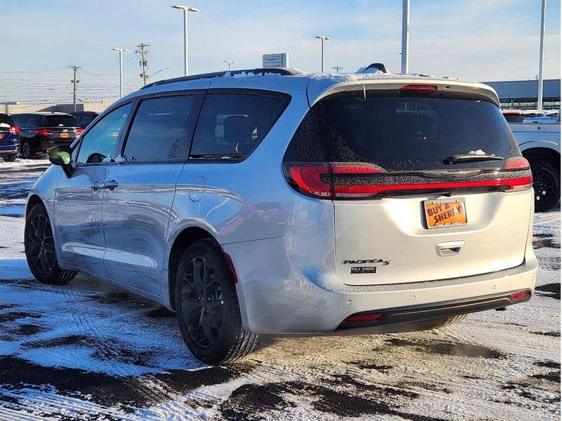 New 2026 Chrysler Pacifica Select