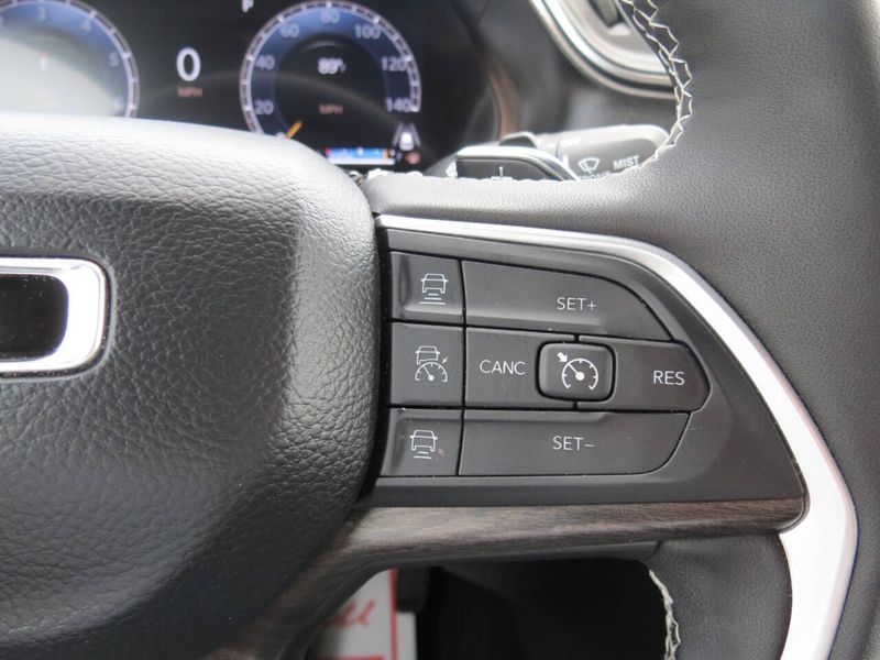 Used 2025 Jeep Grand Cherokee Limited 4x4 4dr SUVImage 11