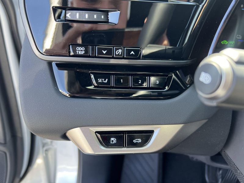 2025 Lexus RX 450h+ LuxuryImage 13