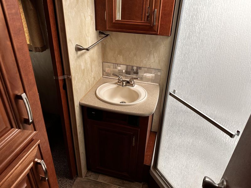 Used 2016 FOX MOUNTAIN 335BHS Image 25