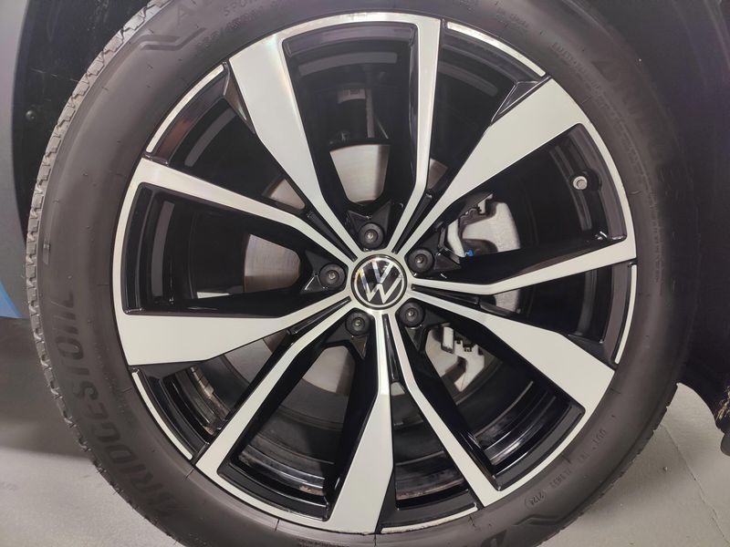 Used 2025 Volkswagen Atlas Cross Sport SEL Premium R-Line AWDImage 9