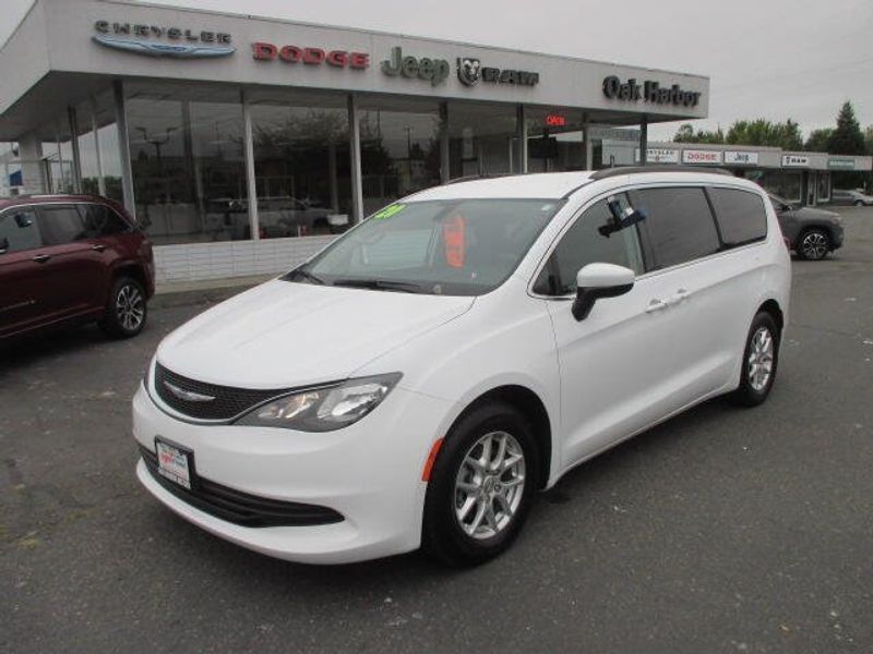 Used 2020 Chrysler Voyager LXIImage 2