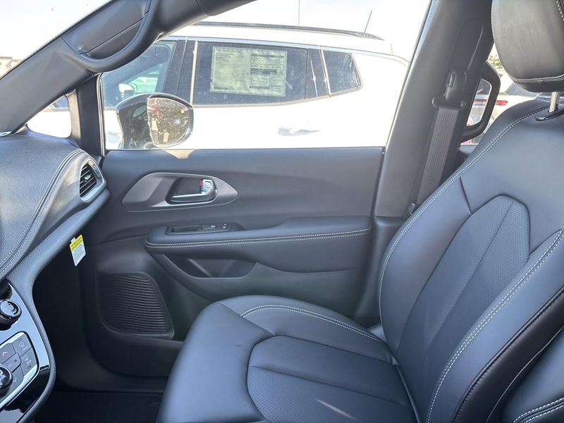 New 2026 Chrysler Pacifica SelectImage 34