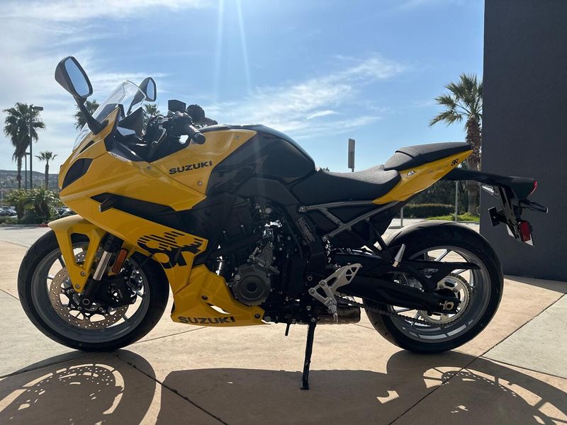 2025 Suzuki GSX-8R Image 5
