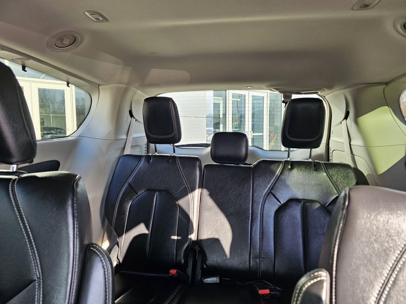 Used 2022 Chrysler Pacifica Touring LImage 19