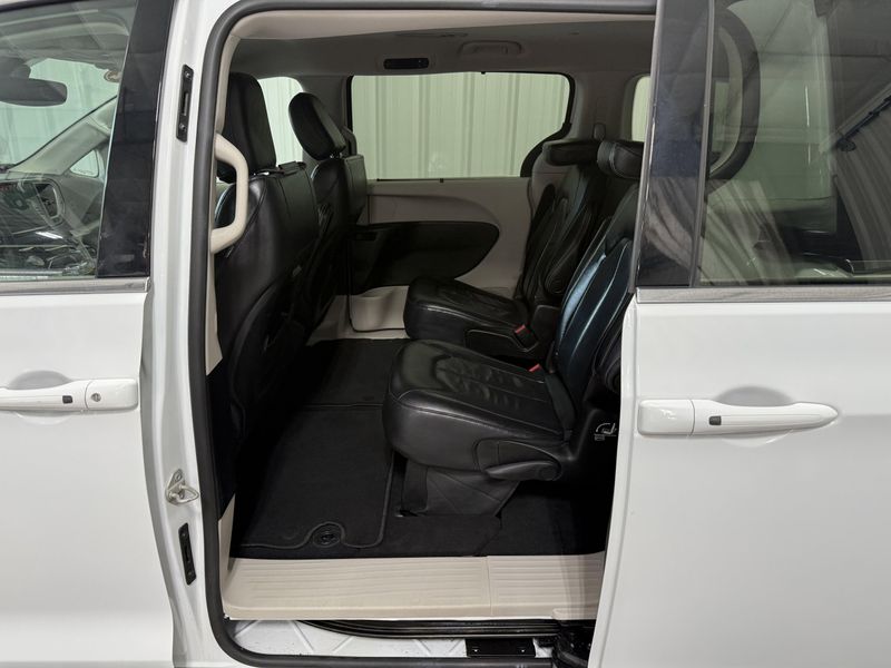 Used 2022 Chrysler Pacifica Touring LImage 17