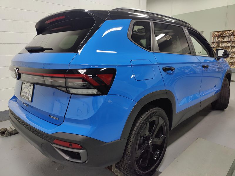 Used 2025 Volkswagen Taos SE Black AWD w/SunroofImage 12