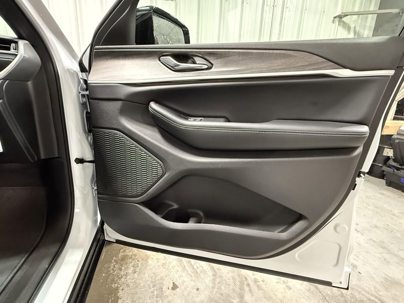 New 2025 Jeep Grand Cherokee Limited 4x4Image 14