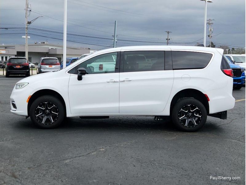 Used 2024 Chrysler Pacifica Touring