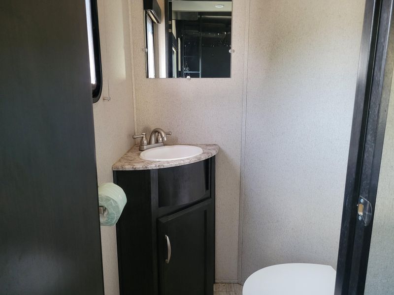 Used 2017 GRAND DESIGN MOMENTUM M- 388M Image 13