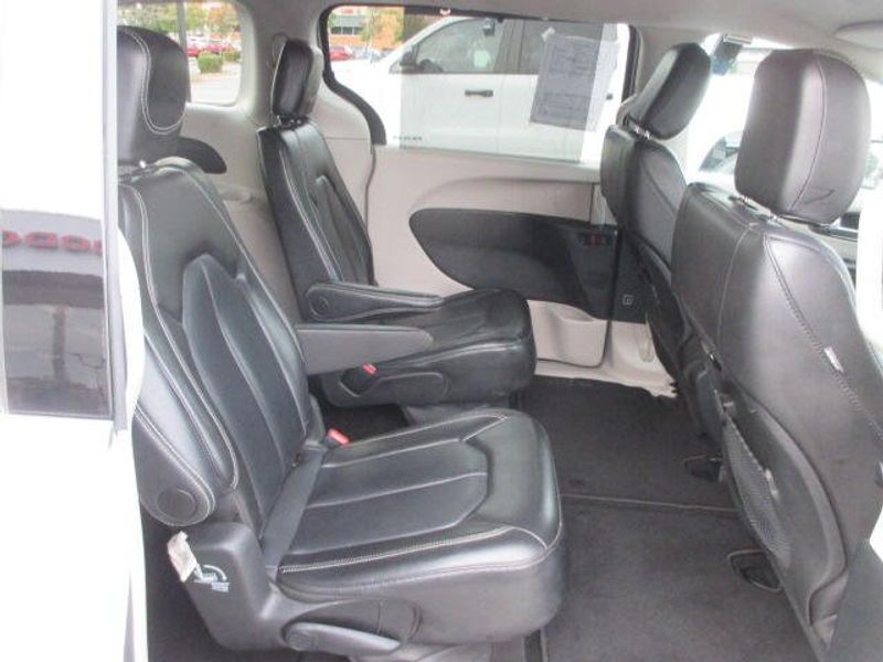 Used 2024 Chrysler Pacifica Touring LImage 27