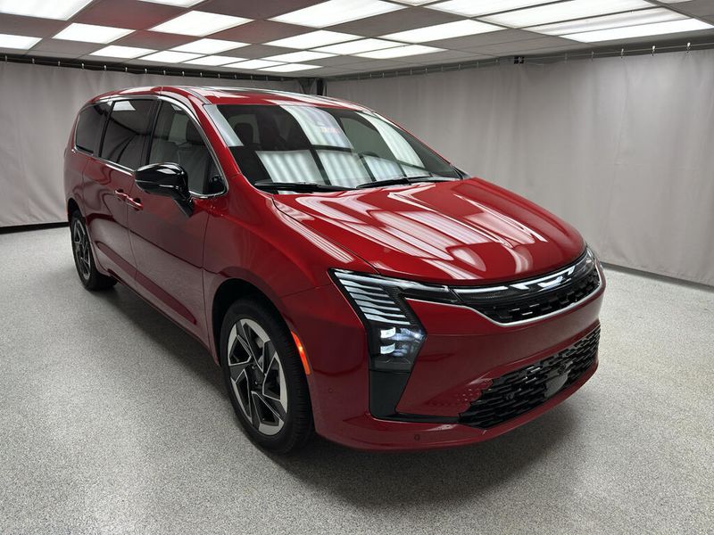 New 2027 Chrysler Pacifica Limited AwdImage 5