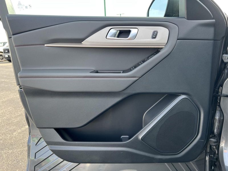 2025 Ford Explorer photo 12