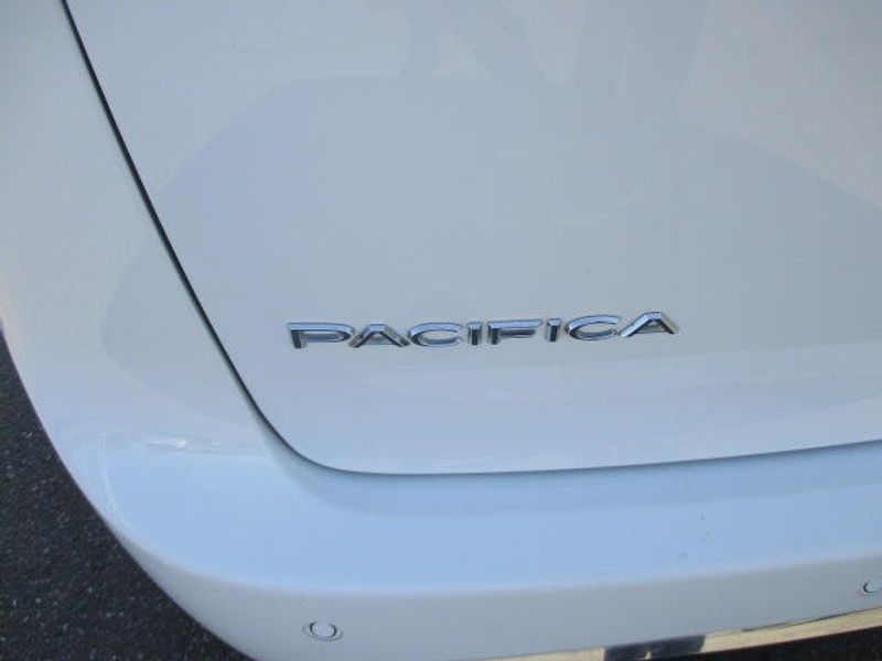 Used 2023 Chrysler Pacifica LimitedImage 12