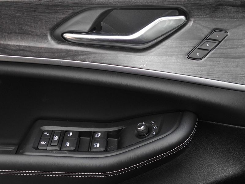 2025 Jeep Grand Cherokee Image 13