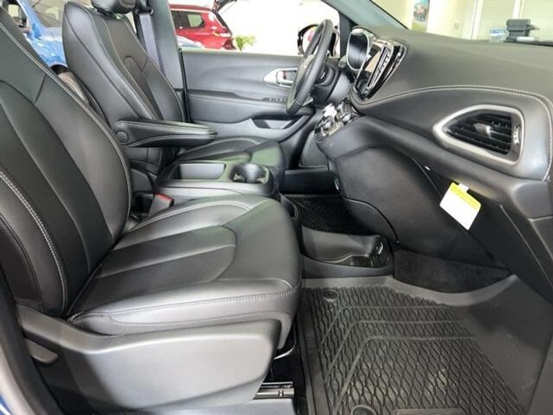 2025 Chrysler Pacifica SelectImage 20