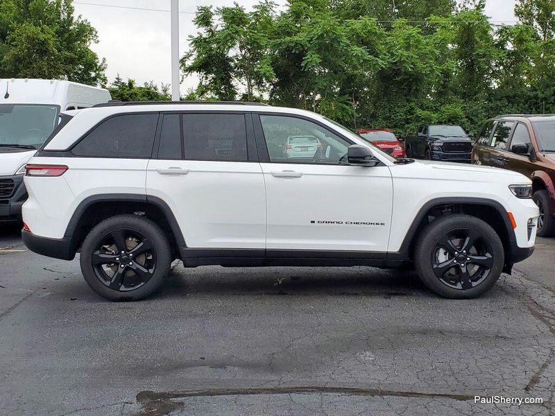 2023 Jeep Grand Cherokee Limited BlackImage 6