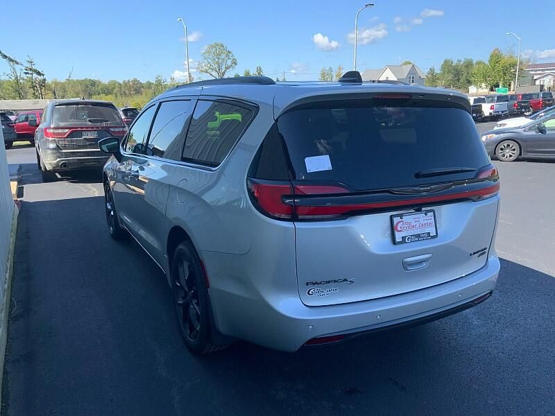 2026 Chrysler Pacifica Limited photo 6