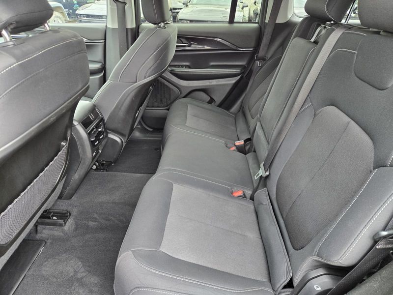 Used 2023 Jeep Grand Cherokee Laredo 4x2