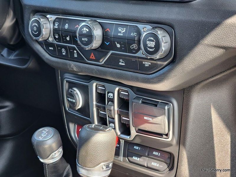 2025 Jeep Gladiator Willys photo 26