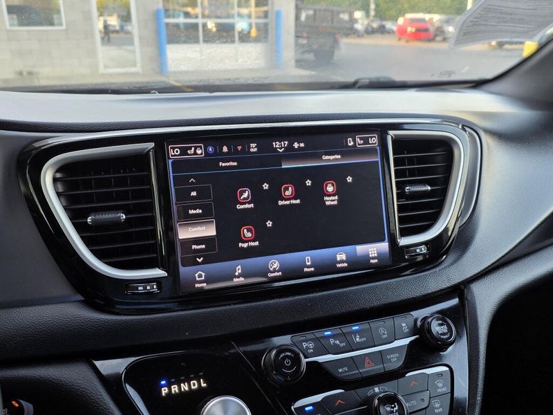 Used 2025 Chrysler Pacifica Select
