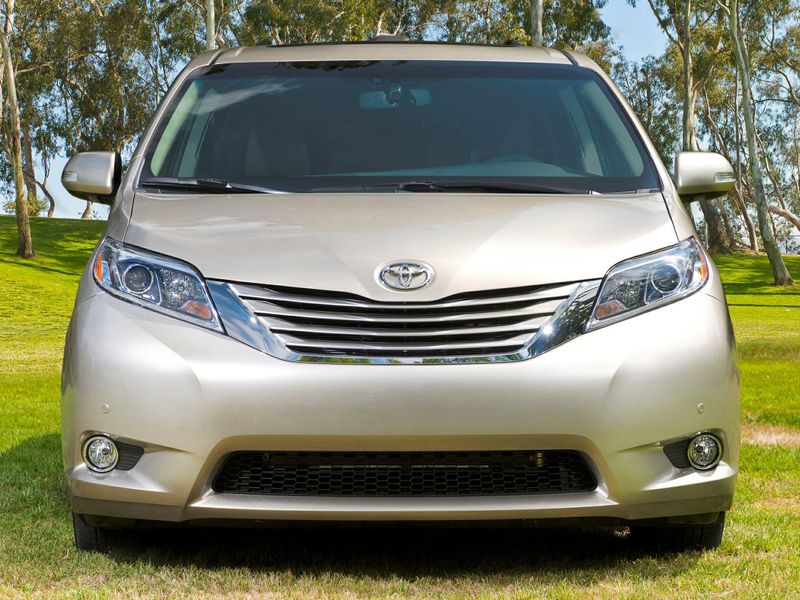 2017 Toyota Sienna XLEImage 1