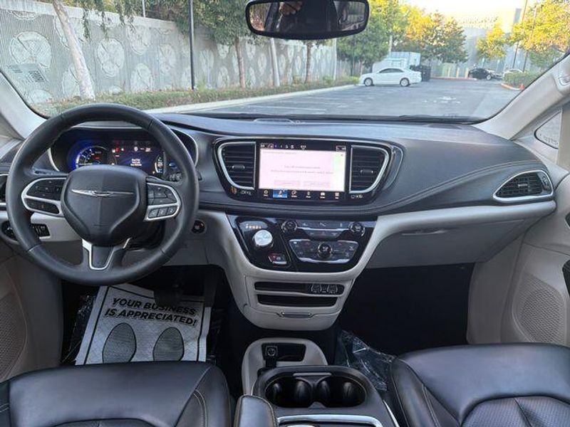 Used 2023 Chrysler Pacifica Hybrid Touring LImage 12